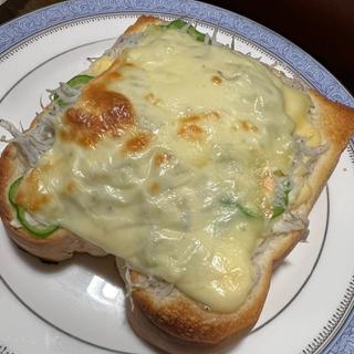 しらすチーズピザトースト(たべものや旬菜)
