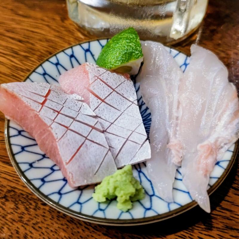 活き〆松皮かれい・天然わらさ(魚と酒はなたれ)