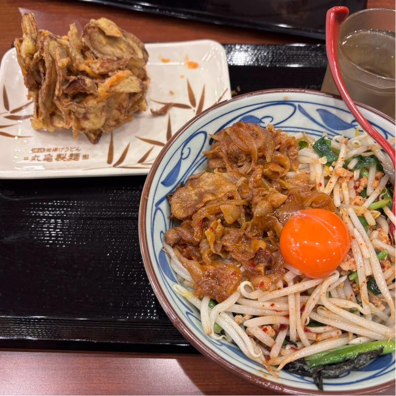 旨辛肉盛ニラ玉ぶっかけ(大) ゴボウかき揚げ(丸亀製麺碧南)