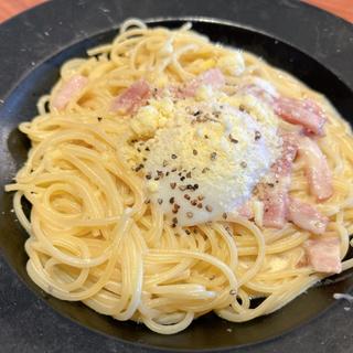 半熟玉子とベーコンのカルボナーラスパゲティ