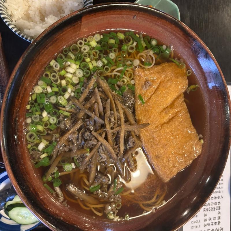 肉とあげ入り蕎麦(山商蕎麦店)
