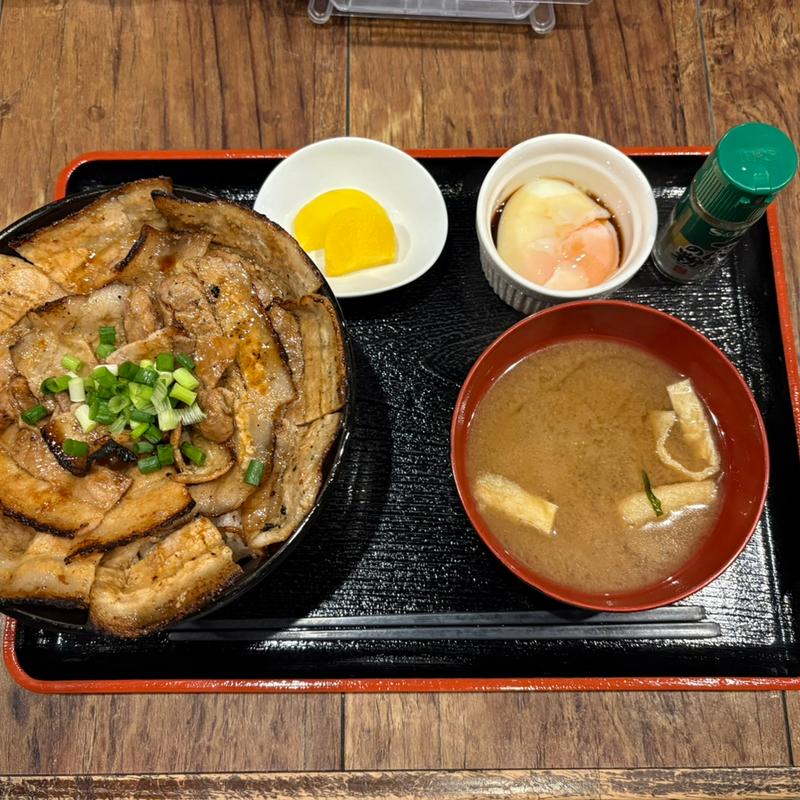 しょうゆダレ豚丼大盛り＋半熟たまご(豚丼＆ちゃんぽん 三○食堂)