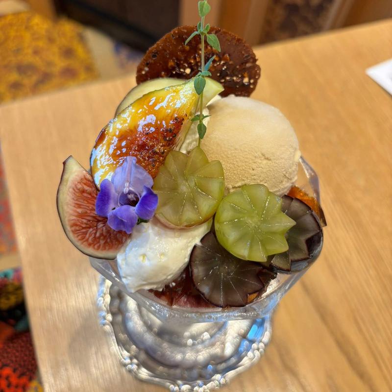 無花果と葡萄のパフェ(水信フルーツパーラーラボ)