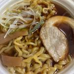 スープ絡む中太平打ち麺5種重ね醤油ラーメン