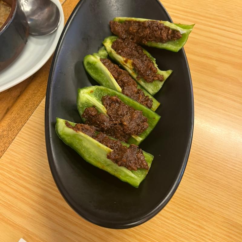 パリパリピーマンの肉詰め(博多くいもんや 益正×コメコメバーガー天神うまか横丁店)