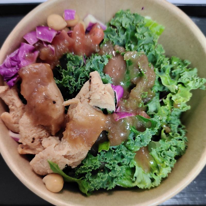 ソイミートとケールのビーガンサラダ(F&P Smoothie Cafe 青山店)