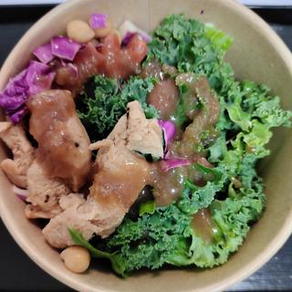 ソイミートとケールのビーガンサラダ(F&P Smoothie Cafe 青山店)