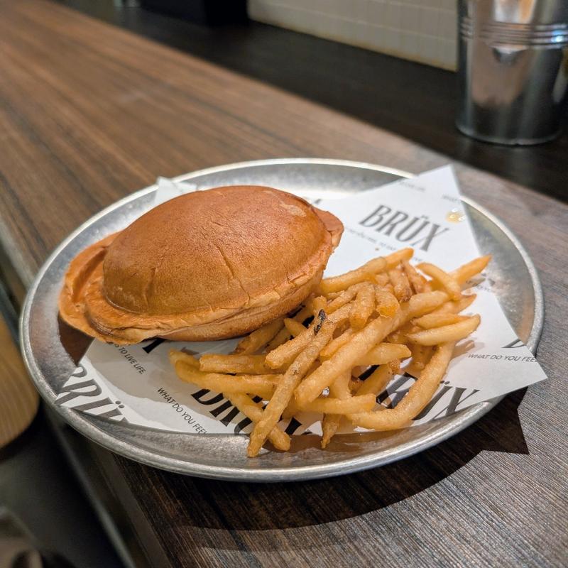 クローズドチーズバーガー(BRÜX BURGER &bar)