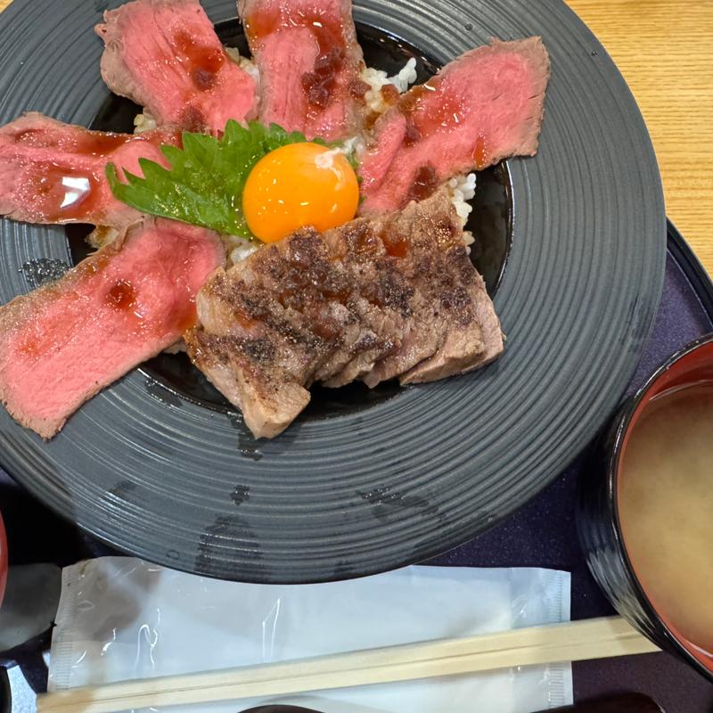 かつべ和牛　ローストビーフ＆ステーキ丼(しまね和牛と米と出汁(肉まぶし専門店）)