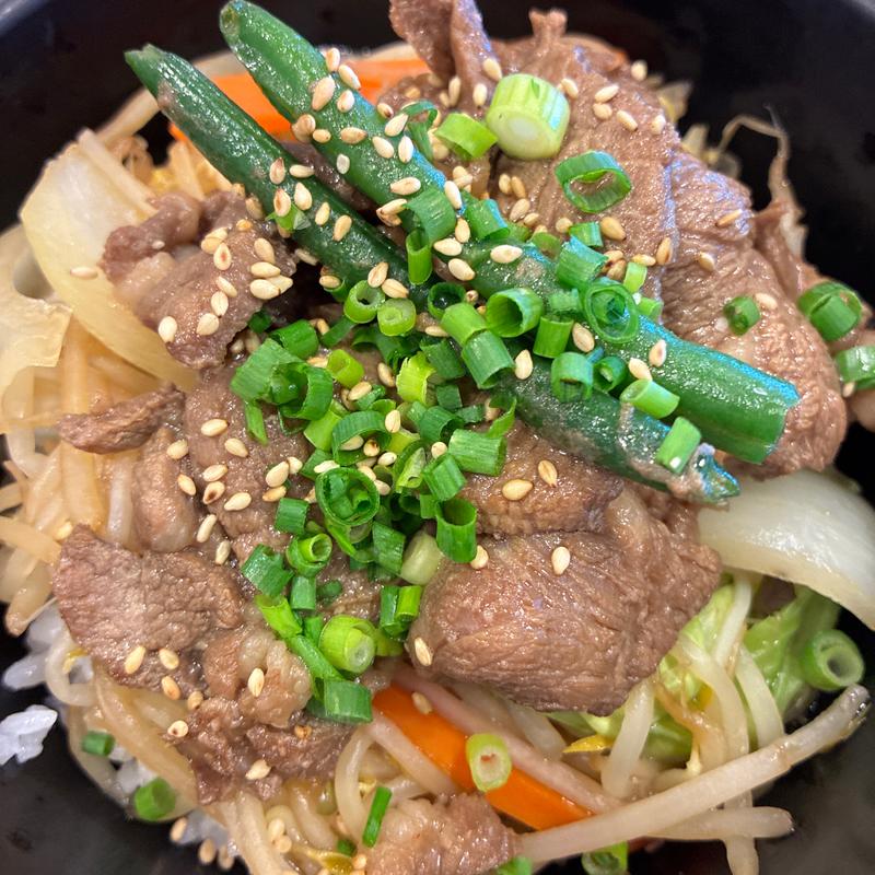ジンギスカン丼（味噌汁付）(松尾ジンギスカン 新千歳空港フードコート店)