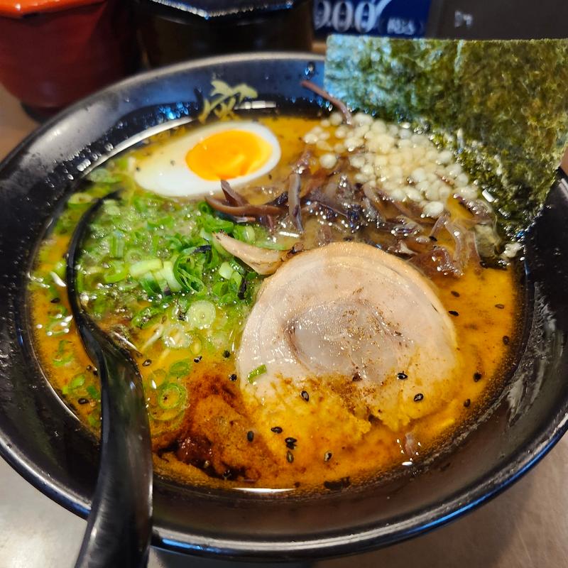 とんこつ黒ラーメン(宵 （ヨイ）)