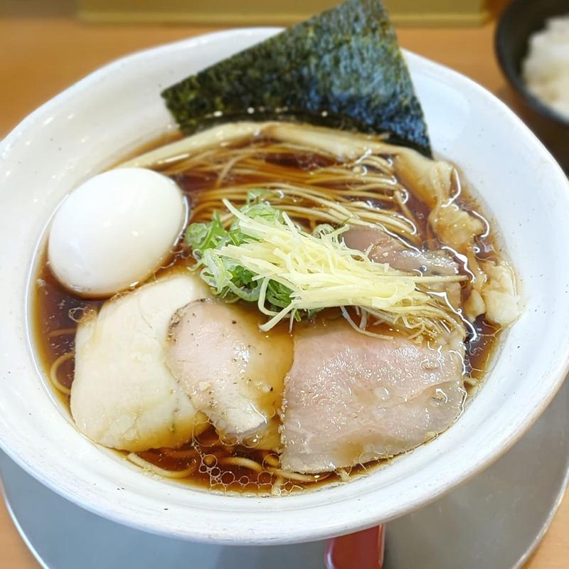 生姜ラーメン 濃い醤油タレ 玉子(わらび)