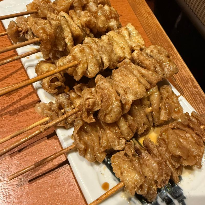 スパイシー国産鶏皮串(鮮味・鉄板酒場いっとく本店)