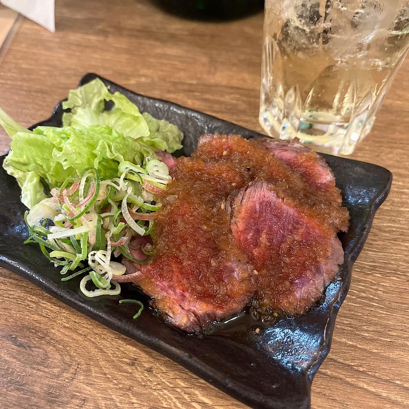 牛たたき（タマネギソース）(立ち飲みやみー)