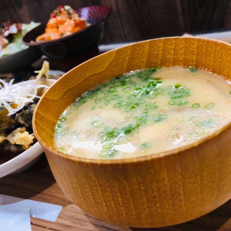 玉ねぎの味噌汁_お魚定食(ぱちーの〜地の食と水〜)