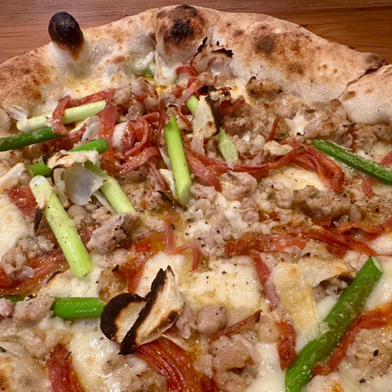 サルシッチャと大蒜の芽のピッツァビアンカ(La Figlia Del Presidente ラ フィーリア デル プレジデンテ)