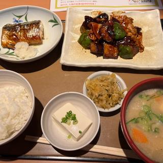 なす味噌と焼魚の定食　豚汁