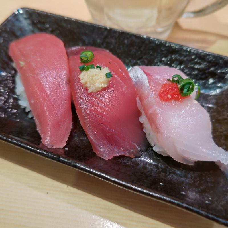 店長三種盛(本まぐろ赤身・かつお・ほうぼう)(神奈川回転寿司 二代目ぐるめ亭 港南台バーズ店)