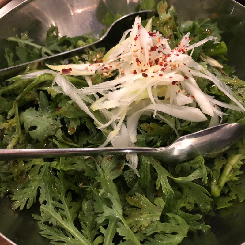 春菊のサラダ(亀戸ホルモン 学芸大学駅前店)