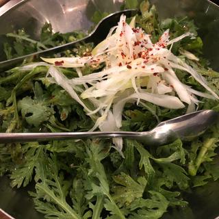 春菊のサラダ(亀戸ホルモン 学芸大学駅前店)