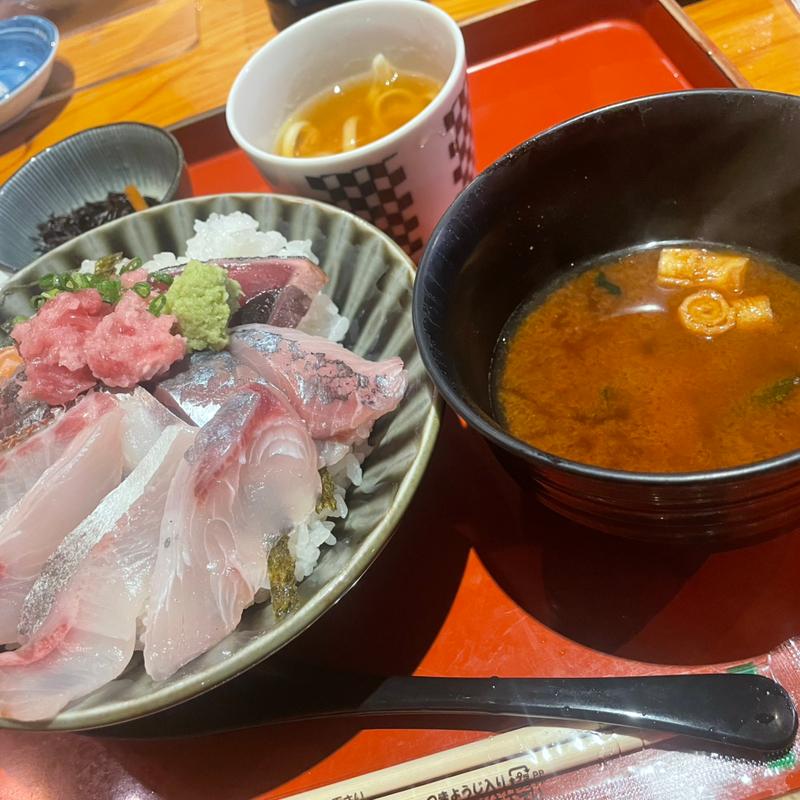 おまかせ海鮮丼(うおじ)