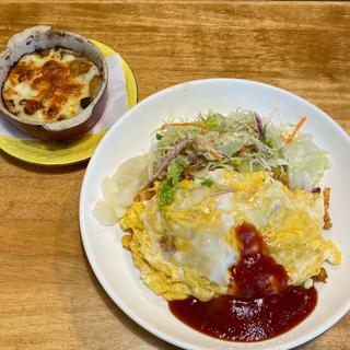 オムライスとグラタン サラダ添え