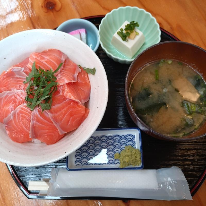 サーモン丼(魚梶)