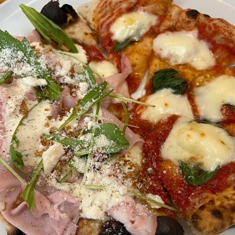 マルゲリータと自家製サワークリームとモルタデッラとフライドオニオンのピッツァ(ピッツェリアパーレンテッシ)