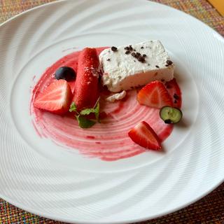 優雅なひととき　苺のカンノーリとセミフレッド(イル・テアトロ／ホテル椿山荘東京)