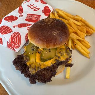 挽きたて但馬牛100％チーズバーガー(ポテト付)