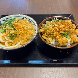 かけうどんと無料天かすとネギの天丼