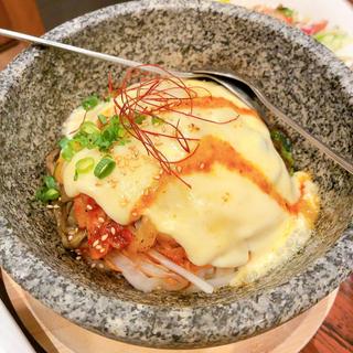 旨辛チーズ石焼ビビンバ(焼肉萬両)