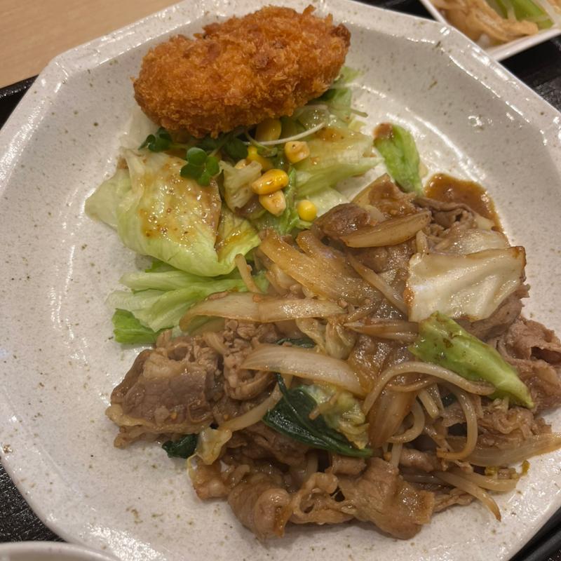 日替わり 牛肉と野菜のカレー風味炒めと牛肉コロッケ(絆 旬の肴と和み酒場)