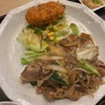 日替わり 牛肉と野菜のカレー風味炒めと牛肉コロッケ