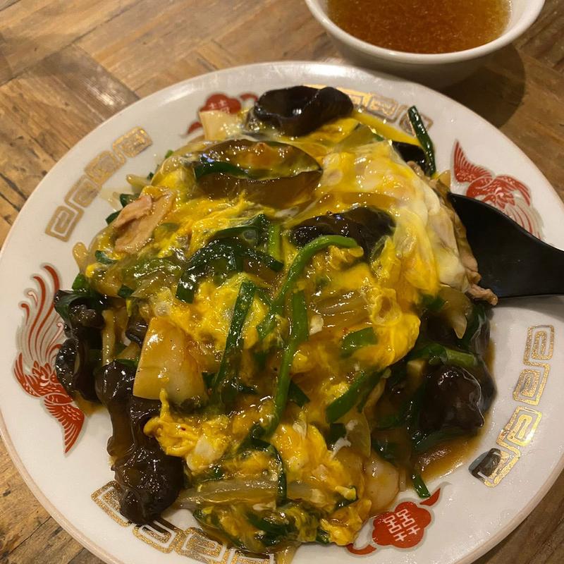 ニラ玉丼 大盛り キクラゲ増し(やじ満)