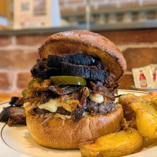 SMOKY PULLED PORK BURGER