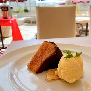 濃厚ブリュレバスクチーズケーキバニラアイス添え