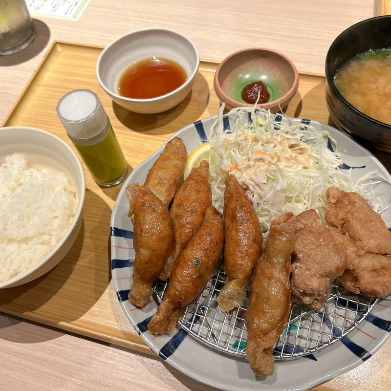 鶏かわ餃子と鶏竜田揚げの定食(やよい軒 姫路飾磨店)