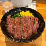 あか牛ステーキ丼(めしのやまいち)