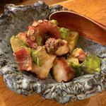 タコとアボガド和え(居酒屋 イズミヤ)