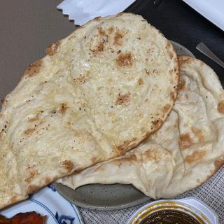 ナン・プレーン & ガーリック(インドレストラン・ガンジー（ＧＡＮＤＨＩ）)