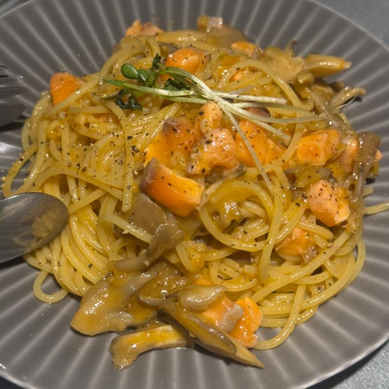 サーモンとキノコのオイルパスタ(HITO TO HITO（Bistro）)