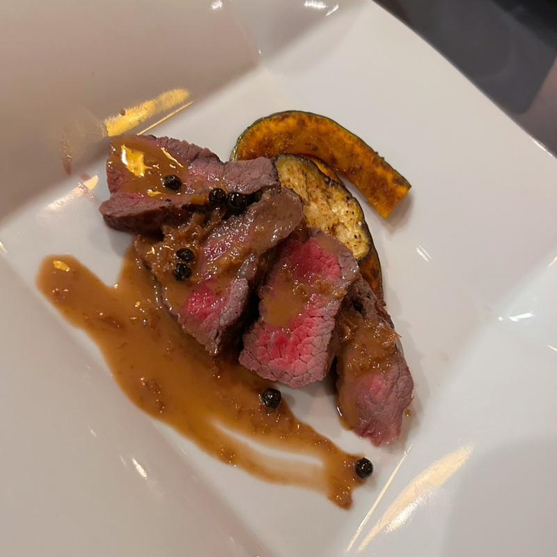 極黒牛のグリル　生胡椒効いたグレイビーソース(ミールトゥギャザー 枚方T-SITE店)