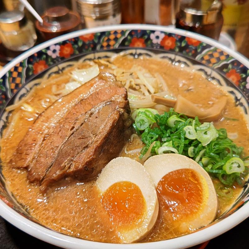 煮玉子のせ味噌角煮ラーメン(五穀味噌ラーメン 味噌之介 根岸駅前店)