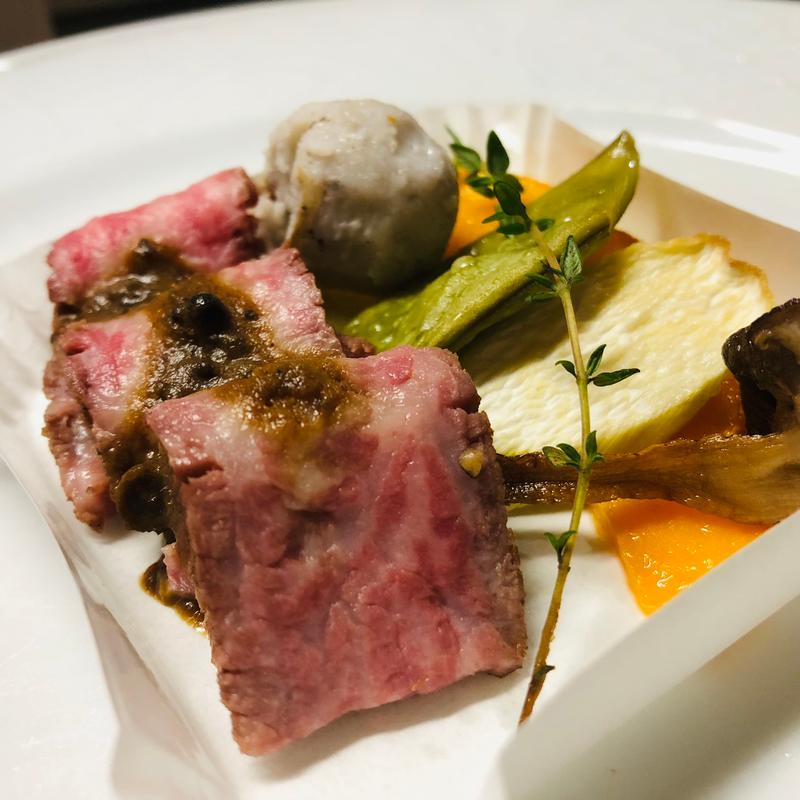 黒毛和牛日本一中山牛A5ランクのマルシンのグリル 霧島湧水町産実山椒のソース_36ぷらす3 フレンチ松花堂弁当(フランス厨房 旬彩 中央駅店 )