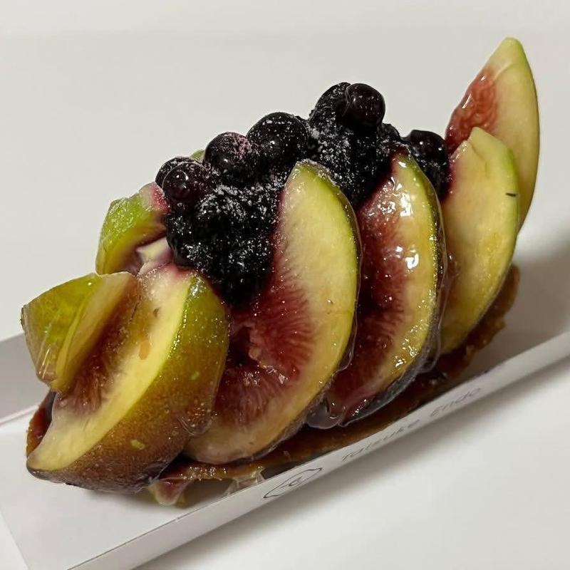 無花果とカシスのタルト(Taisuke Endo)