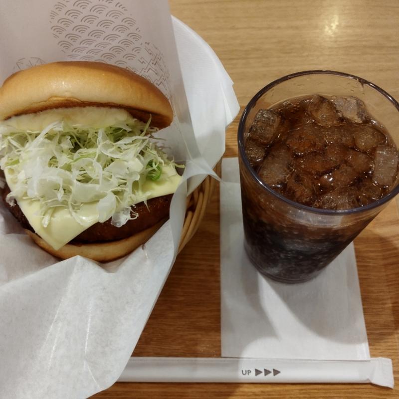 メンチカツチーズバーガー(裏月見)、ペプシコーラ(モスバーガー 亀有北口店)