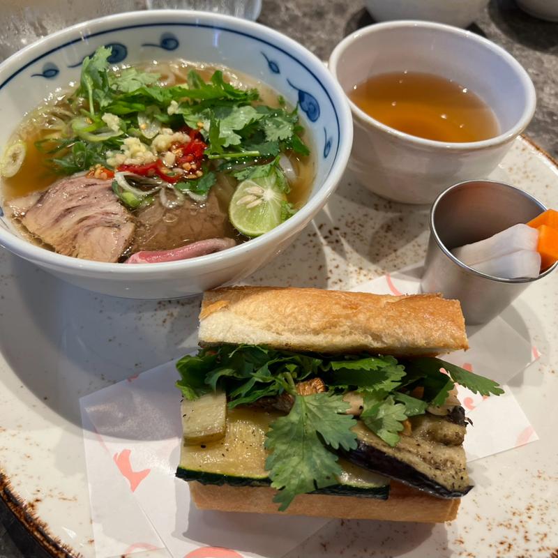 牛肉のフォーとベジタブルバインミー(the pig and the lady)