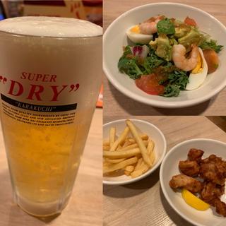 ビールセットと唐揚げとサラダ