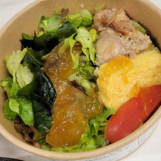 お出汁ジュレで食べる玉子と鶏肉の
サラダ(ナチュラルローソン 新橋六丁目店)